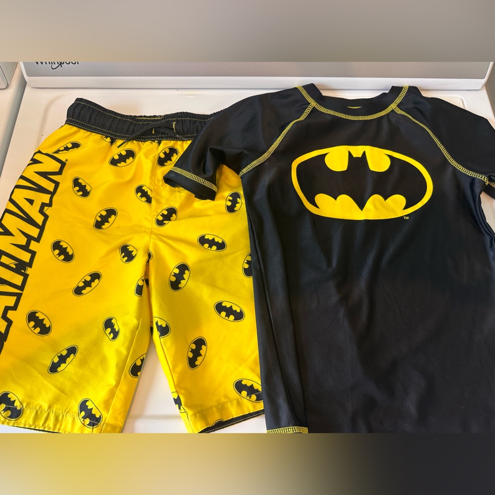 Boys Batman Swim Trunks and Rash guard Set, size medium